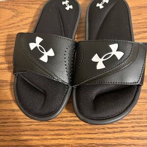 Brand new kids Under Armour Slides size 3Y